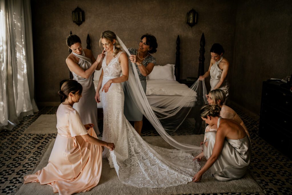 Préparatifs de la mariée entourée de ses demoiselles d'honneur dans un riad