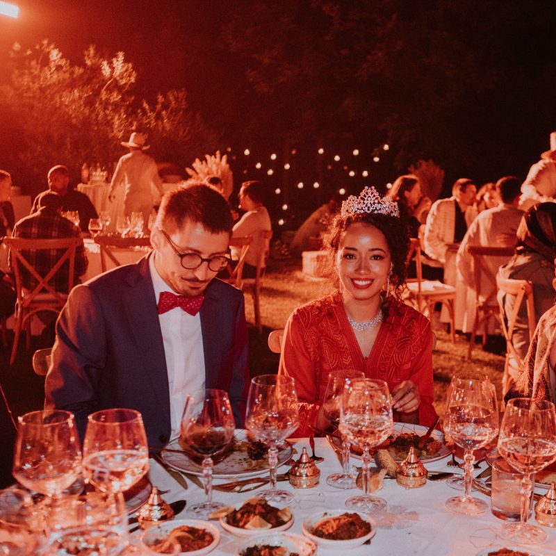 Dîner de mariage festif à la tombée de la nuit