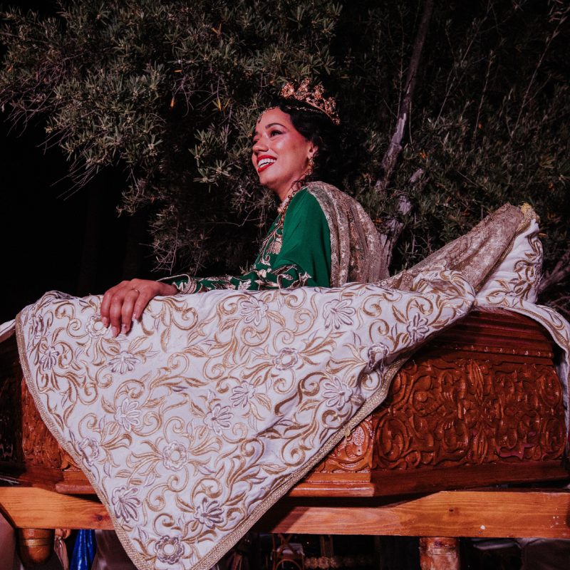 Mariée en tenue traditionnelle lors d'une cérémonie marocaine